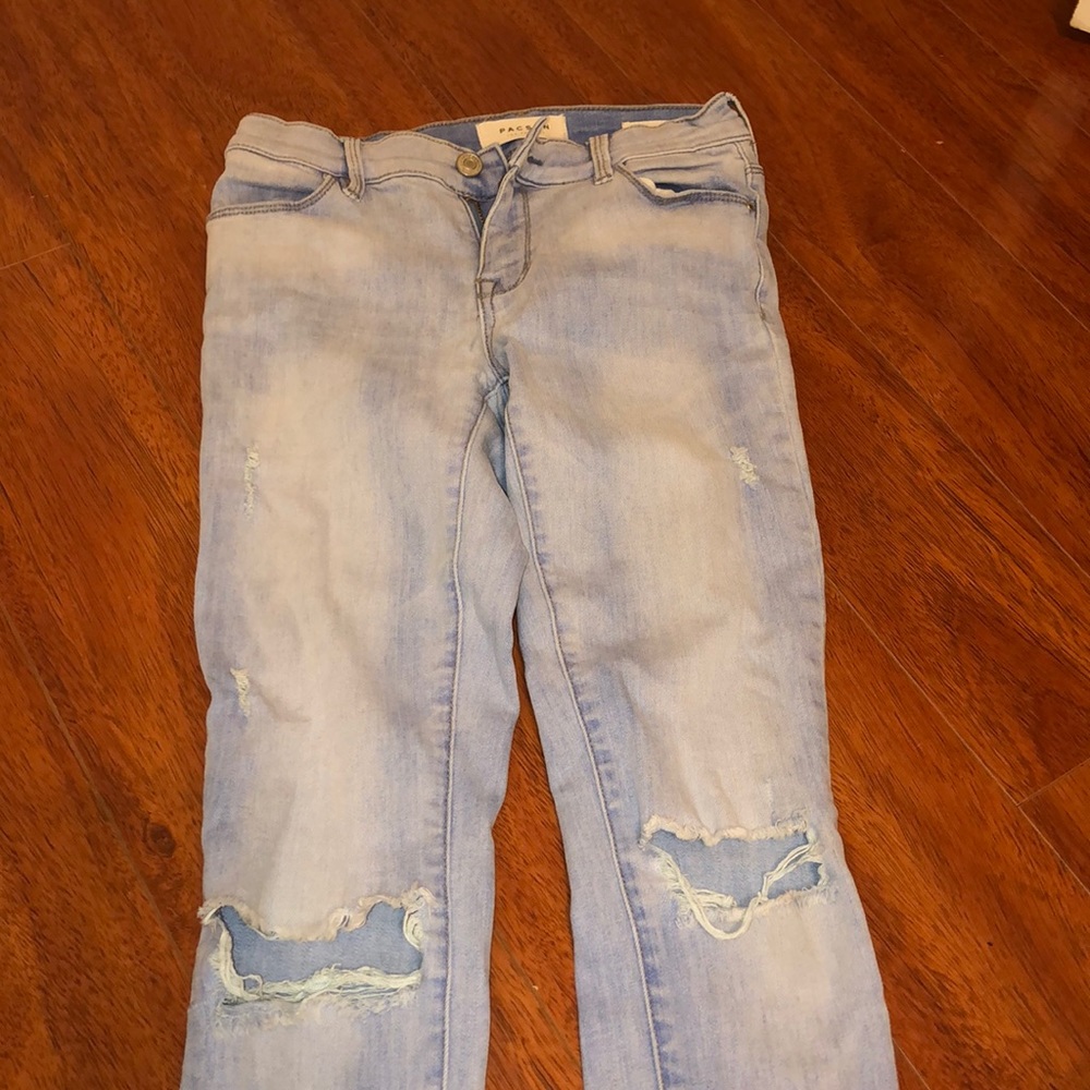 Light distressed jeans